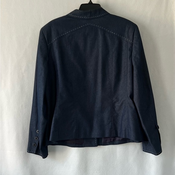 I.e. Woman’s Size 20W Denim Blue Blazer with white whipped Stitching. - Picture 10 of 13